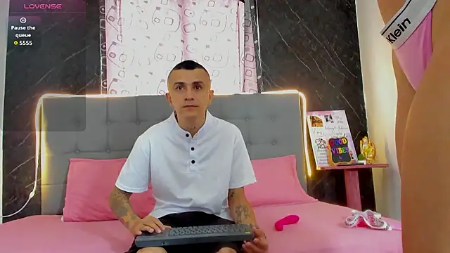 CharlotteAndSimon online show from March 5, 3:19 pm