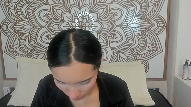 Snapshot of Daphne_Nicolle chatting on October 2, 1:40 pm Daphne Nicolle online show from October 2, 1:40 pm