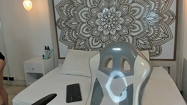 Snapshot of Daphne_Nicolle chatting on October 7, 1:19 pm Daphne Nicolle online show from October 7, 1:19 pm