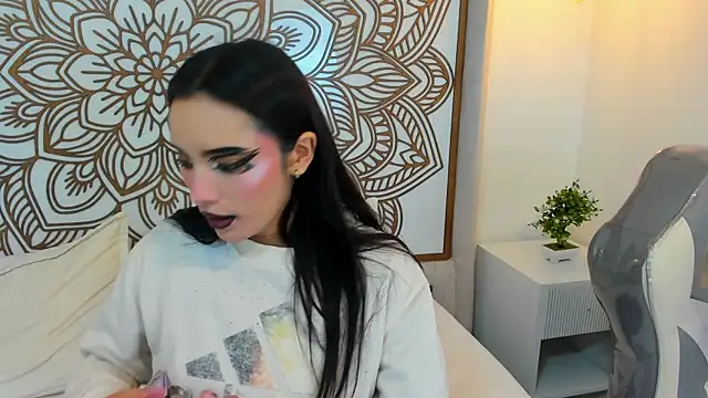 Snapshot of Daphne_Nicolle chatting on October 18, 2:18 pm Daphne Nicolle online show from October 18, 2:18 pm