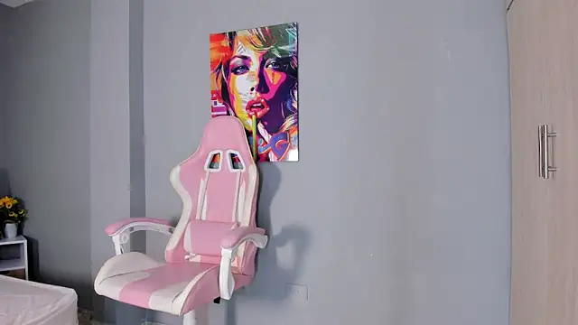 Snapshot of Athenea__fox chatting on December 20, 12:01 pm Athenea fox online show from December 20, 12:01 pm