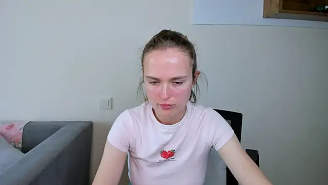 Snapshot of LilMary_ chatting on April 14, 8:20 am LilMary online show from April 14, 8:20 am