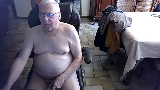 Snapshot of Alain633 chatting on February 13, 10:11 am Alain633 online show from February 13, 10:11 am