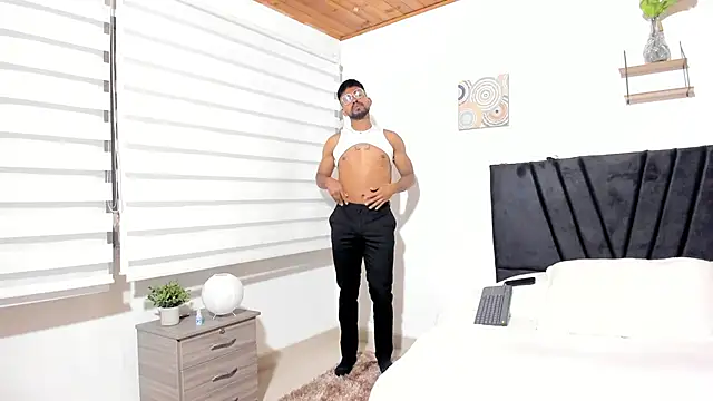 Taylormaccurdy  online show from October 1, 3:18 pm