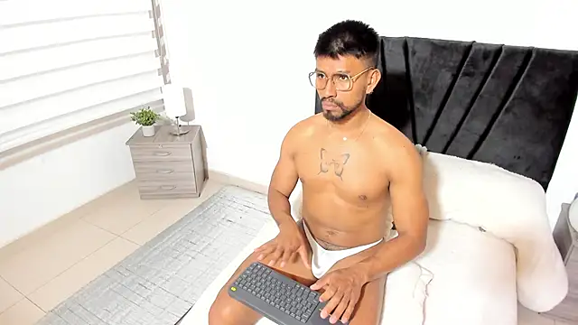 Taylormaccurdy  online show from October 22, 3:56 pm