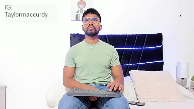 Taylormaccurdy  online show from November 20, 2:06 pm