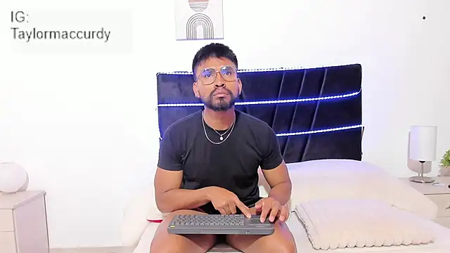 Taylormaccurdy  online show from November 26, 2:07 pm