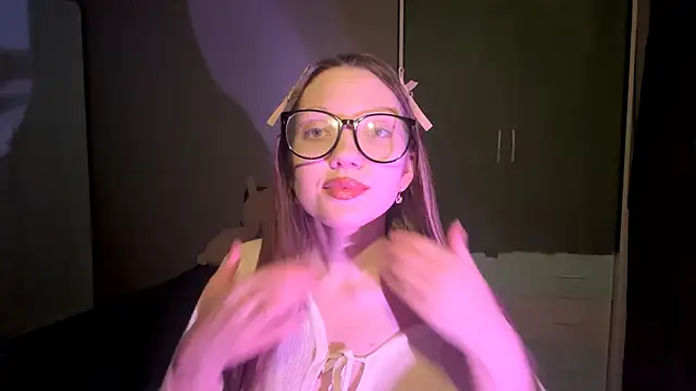 EmiIyKitty online show from November 10, 7:24 pm