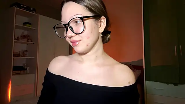 EmiIyKitty online show from December 14, 6:56 pm