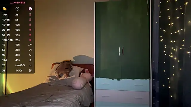 EmiIyKitty online show from December 19, 6:48 pm