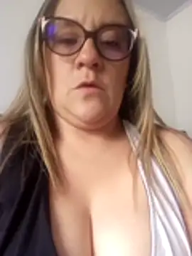 Snapshot of Annie_deluxe_19 chatting on March 21, 9:18 pm Annie deluxe 19 online show from March 21, 9:18 pm