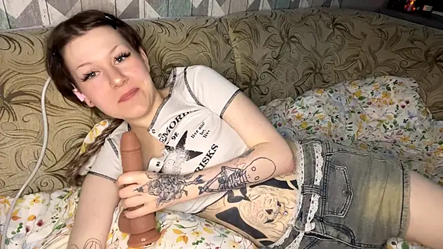 RebelKitsune online show from November 19, 7:19 am