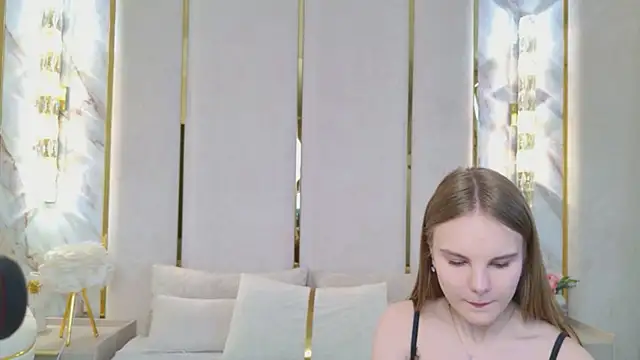 Snapshot of Lili_Lohan chatting on May 19, 5:03 am Lili Lohan online show from May 19, 5:03 am