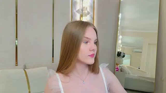 Snapshot of Lili_Lohan chatting on July 4, 5:02 am Lili Lohan online show from July 4, 5:02 am