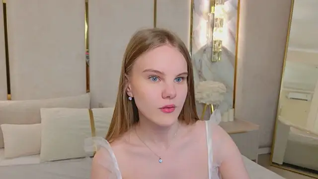 Snapshot of Lili_Lohan chatting on July 24, 5:05 am Lili Lohan online show from July 24, 5:05 am