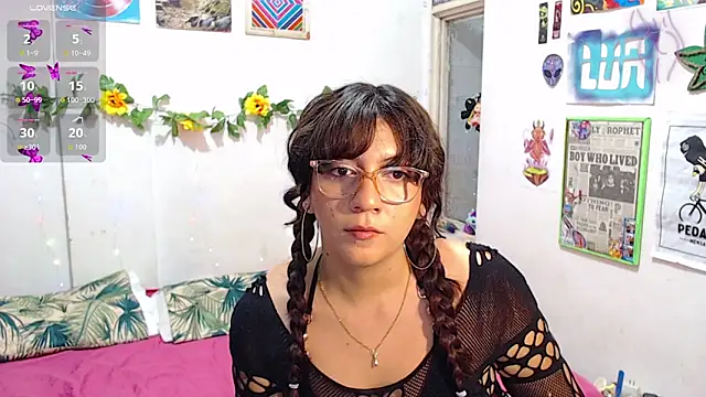 Snapshot of velvetrouse chatting on October 6, 11:46 pm velvetrouse online show from October 6, 11:46 pm