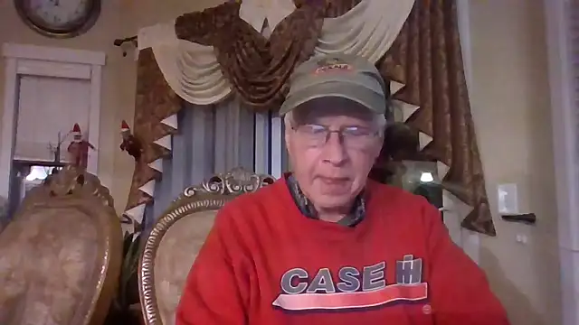 Snapshot of Farmall400 chatting on February 1, 6:12 am Farmall400 online show from February 1, 6:12 am