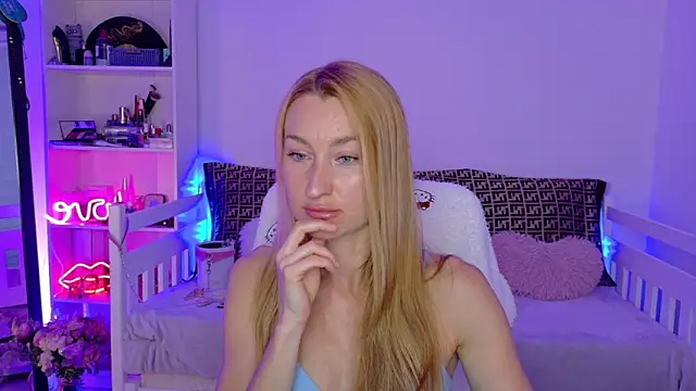 MysticRoxanne online show from December 23, 6:55 am