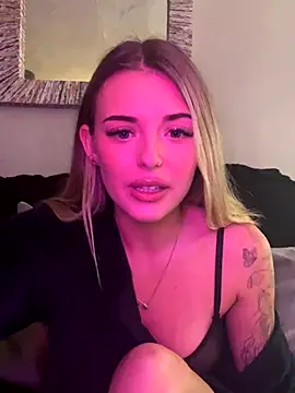 Snapshot of EllieEllxx chatting on October 10, 10:03 am EllieEllxx online show from October 10, 10:03 am