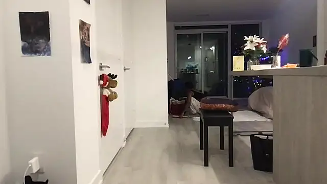 tia   fox online show from February 19, 6:42 am