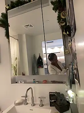 tia   fox online show from February 25, 5:11 pm