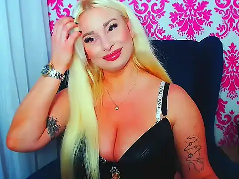 Snapshot of LuxuriaBlond chatting on October 19, 9:37 pm LuxuriaBlond online show from October 19, 9:37 pm