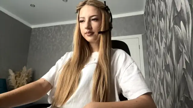 Snapshot of HollyCroker chatting on October 9, 7:17 am HollyCroker online show from October 9, 7:17 am