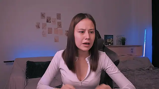 Snapshot of adelle046 chatting on October 18, 9:21 am adelle046 online show from October 18, 9:21 am