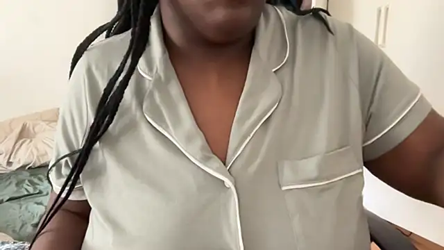 nanaisbackk online show from April 5, 12:35 pm