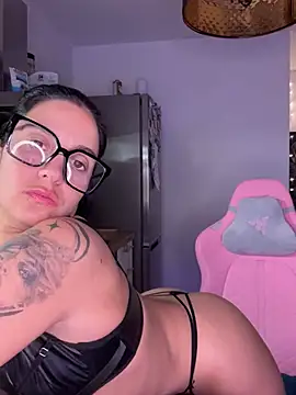 LaPetiteKim online show from March 15, 8:15 pm