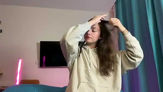 Snapshot of erikaa_miuu chatting on October 13, 5:24 pm erikaa miuu online show from October 13, 5:24 pm