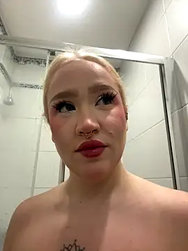 Snapshot of RollDolls chatting on October 20, 5:08 am RollDolls online show from October 20, 5:08 am