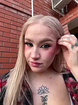 Snapshot of RollDolls chatting on November 21, 5:17 am RollDolls online show from November 21, 5:17 am