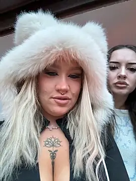 Snapshot of RollDolls chatting on December 19, 5:03 am RollDolls online show from December 19, 5:03 am