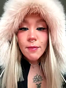 Snapshot of RollDolls chatting on December 20, 5:03 am RollDolls online show from December 20, 5:03 am