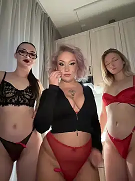 Snapshot of RollDolls chatting on December 21, 5:03 am RollDolls online show from December 21, 5:03 am