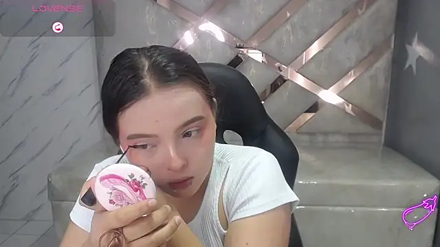 mia foster t online show from April 1, 1:12 pm