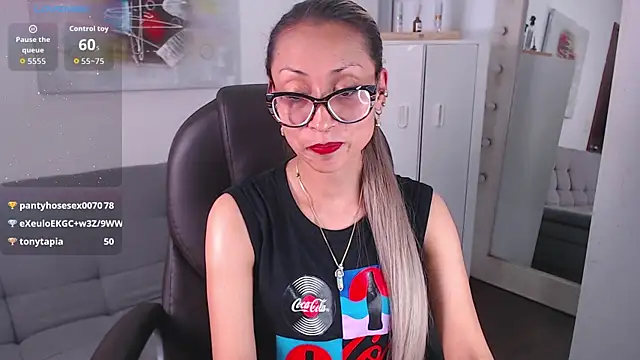 Snapshot of alexia_james_ chatting on April 17, 9:07 pm alexia james online show from April 17, 9:07 pm