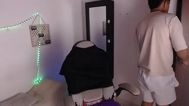 Snapshot of Dylan_horny chatting on October 9, 12:47 pm Dylan horny online show from October 9, 12:47 pm