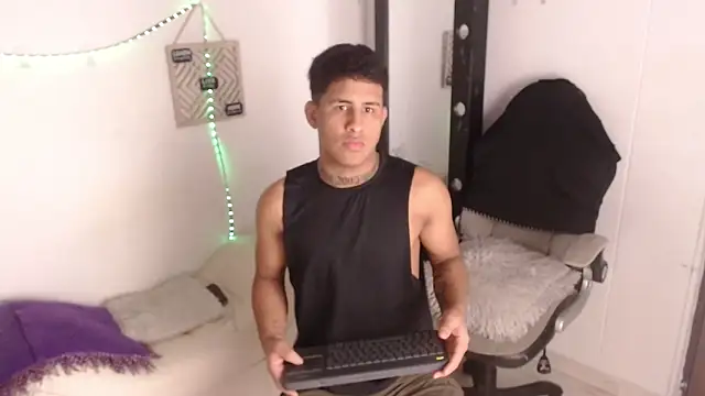 Snapshot of Dylan_horny chatting on October 10, 1:32 pm Dylan horny online show from October 10, 1:32 pm