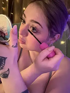 KellyMoors online show from December 18, 1:22 am