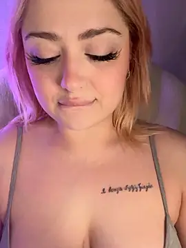 KellyMoors online show from April 7, 1:28 am