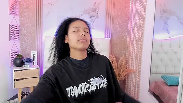 Snapshot of AriaVega chatting on February 11, 12:54 pm AriaVega online show from February 11, 12:54 pm