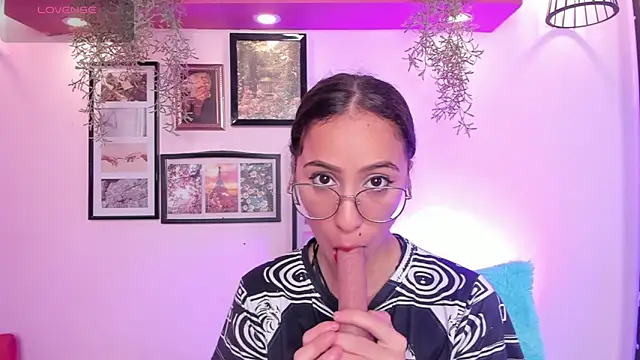 Snapshot of Alana_Martinez_ chatting on October 11, 12:47 pm Alana Martinez online show from October 11, 12:47 pm