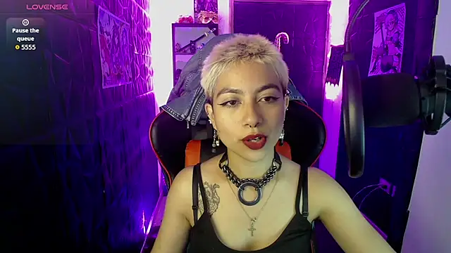 lunarichy22 online show from December 4, 9:01 pm