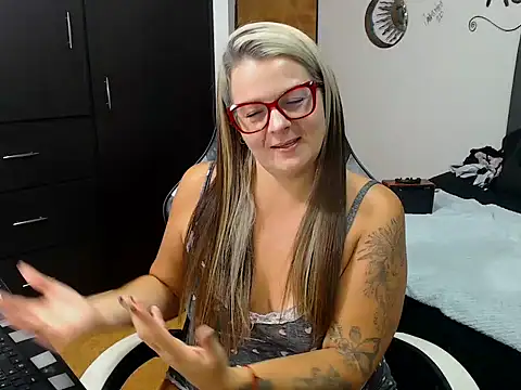 perlagoloza05 online show from October 15, 3:28 am