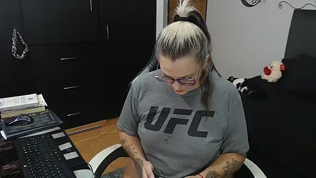 perlagoloza05 online show from November 10, 2:32 am