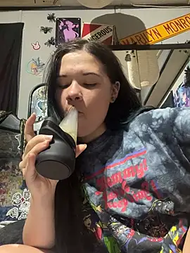 Snapshot of Jynx420friendly chatting on June 29, 5:57 pm Jynx420friendly online show from June 29, 5:57 pm