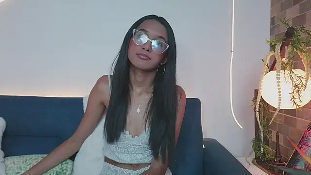 luna valen online show from March 17, 5:11 am