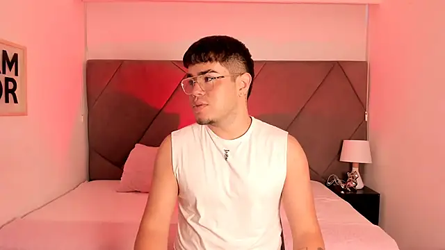 Snapshot of thiago_occonor chatting on October 8, 12:25 pm thiago occonor online show from October 8, 12:25 pm